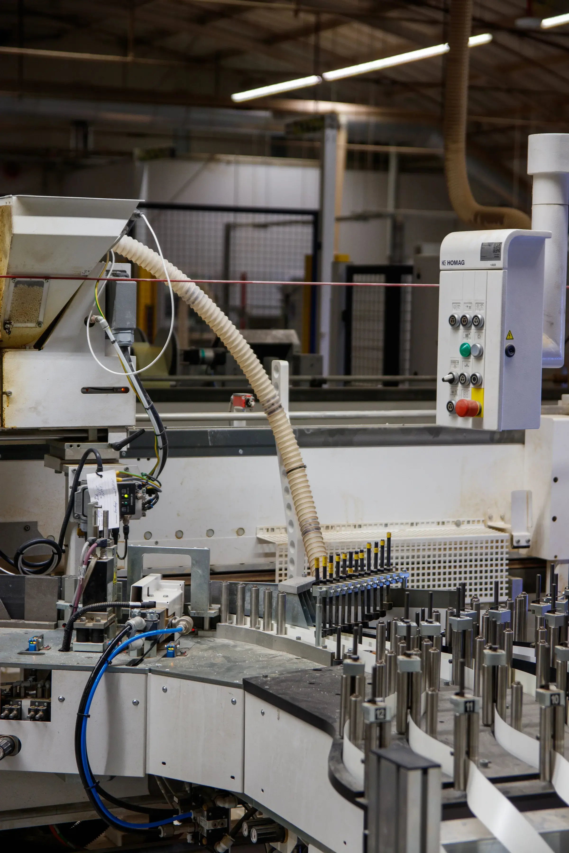 Machinerie automatisée en gros plan sur une chaîne de production