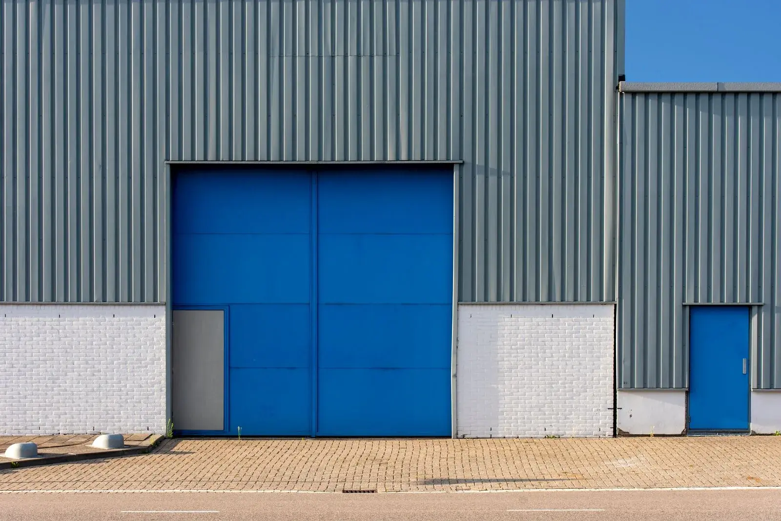 Façade d'un bâtiment industriel AMOTKEN