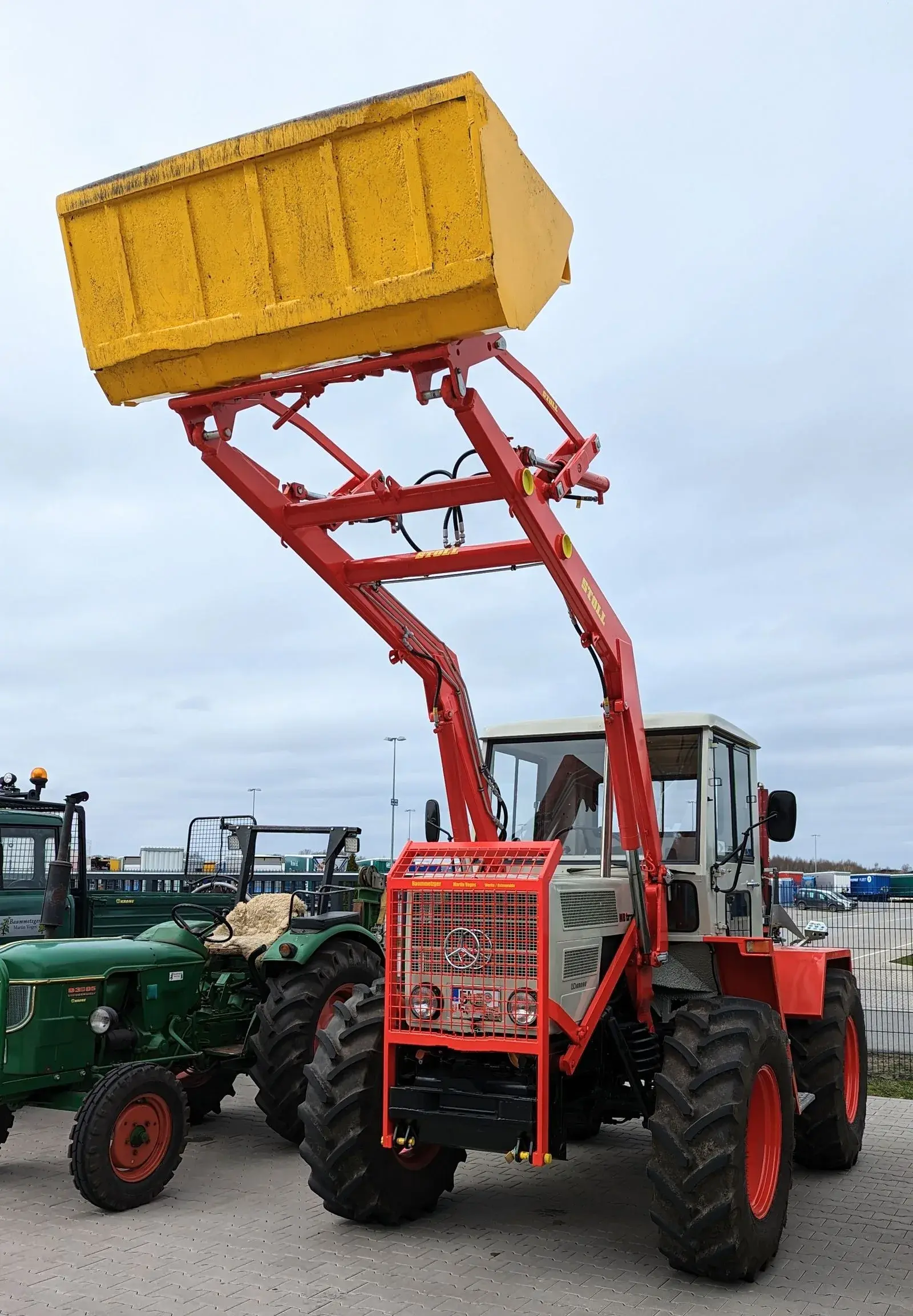 Machine agricole professionnelle sur un site d'exploitation