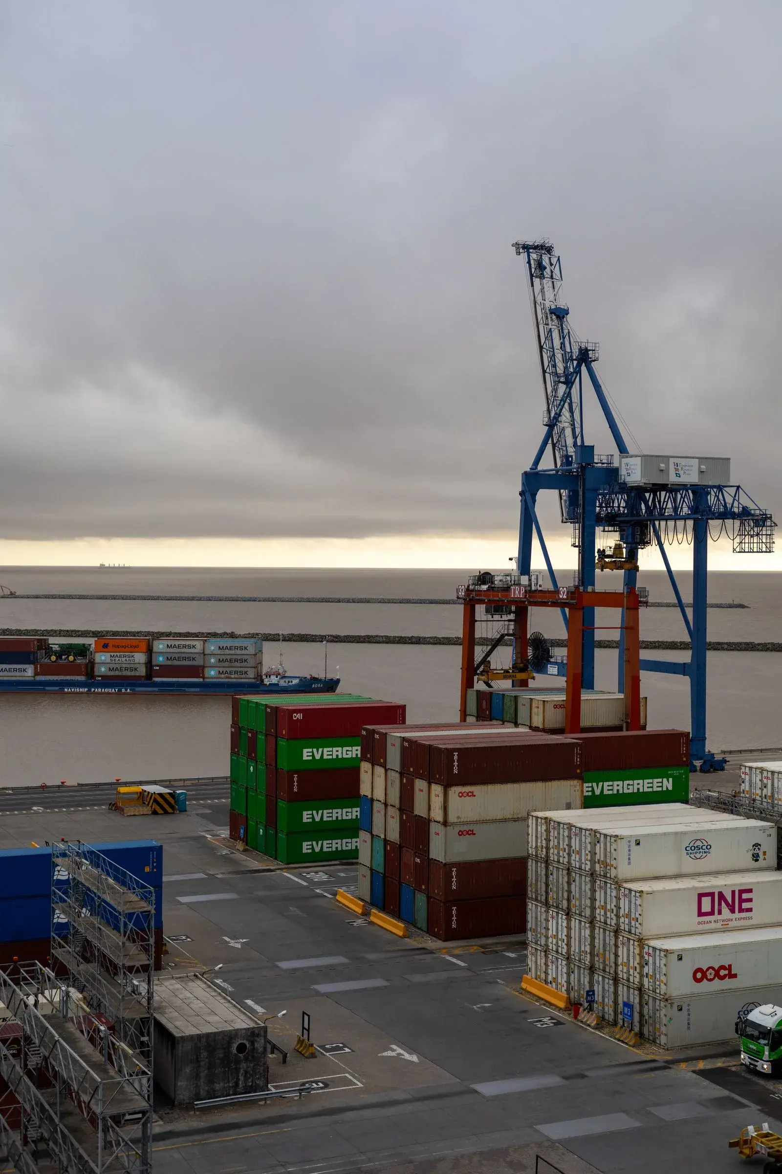 Conteneurs empilés sur un terminal portuaire